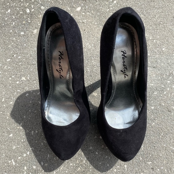 Black heels - Picture 2 of 2